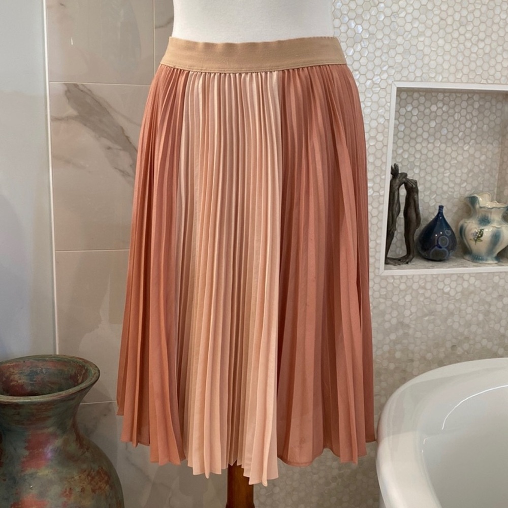 BCBGMaxAzria - Pleated Apricot/Blush MIDI
Skirt, XS - Slightly Flawed/Still Cute